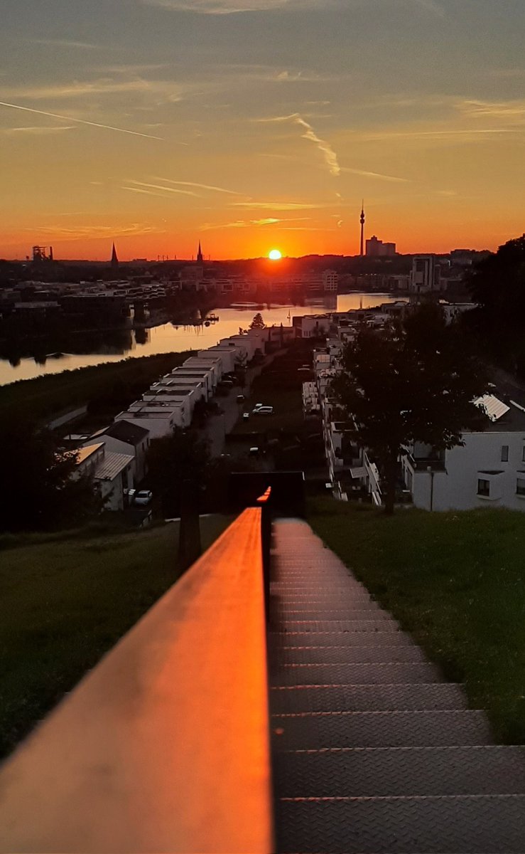 Am Phoenixsee in #Dortmund ist soeben die Sonne untergegangen. Ich wünsche euch damit einen schönen Abend ins Revier! #Ruhrgebiet #Ruhrpott