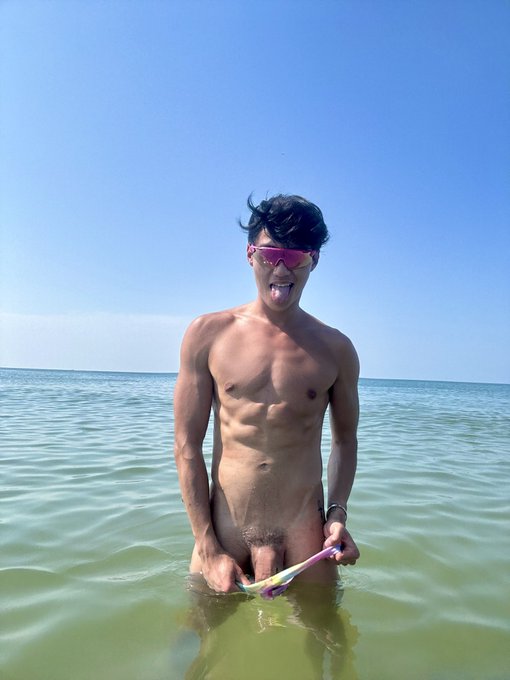 It&rsquo;s honestly an accomplishment to achieve this degree of trashy hoe vibes wearing My Little Pony https://t