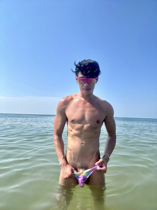 It&rsquo;s honestly an accomplishment to achieve this degree of trashy hoe vibes wearing My Little Pony https://t