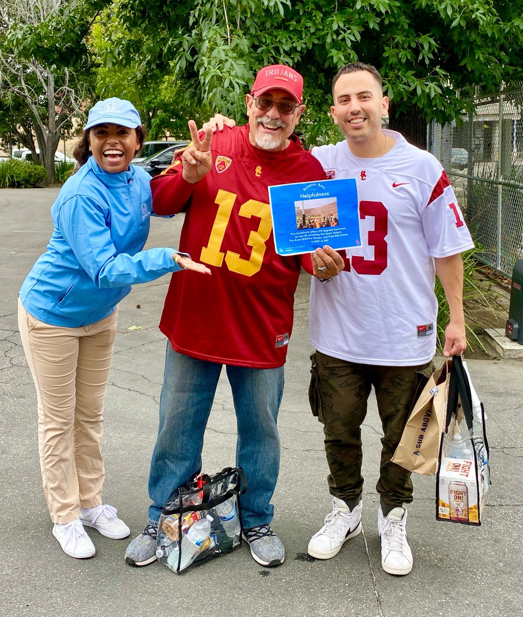 USC_Athletics's tweet photo. In this weekend's #RandomActOfHelpfulness, @HelpfulHonda delivered a VIP Upgraded Experience to some lucky USC fans! https://t.co/4nGZrmd3ae