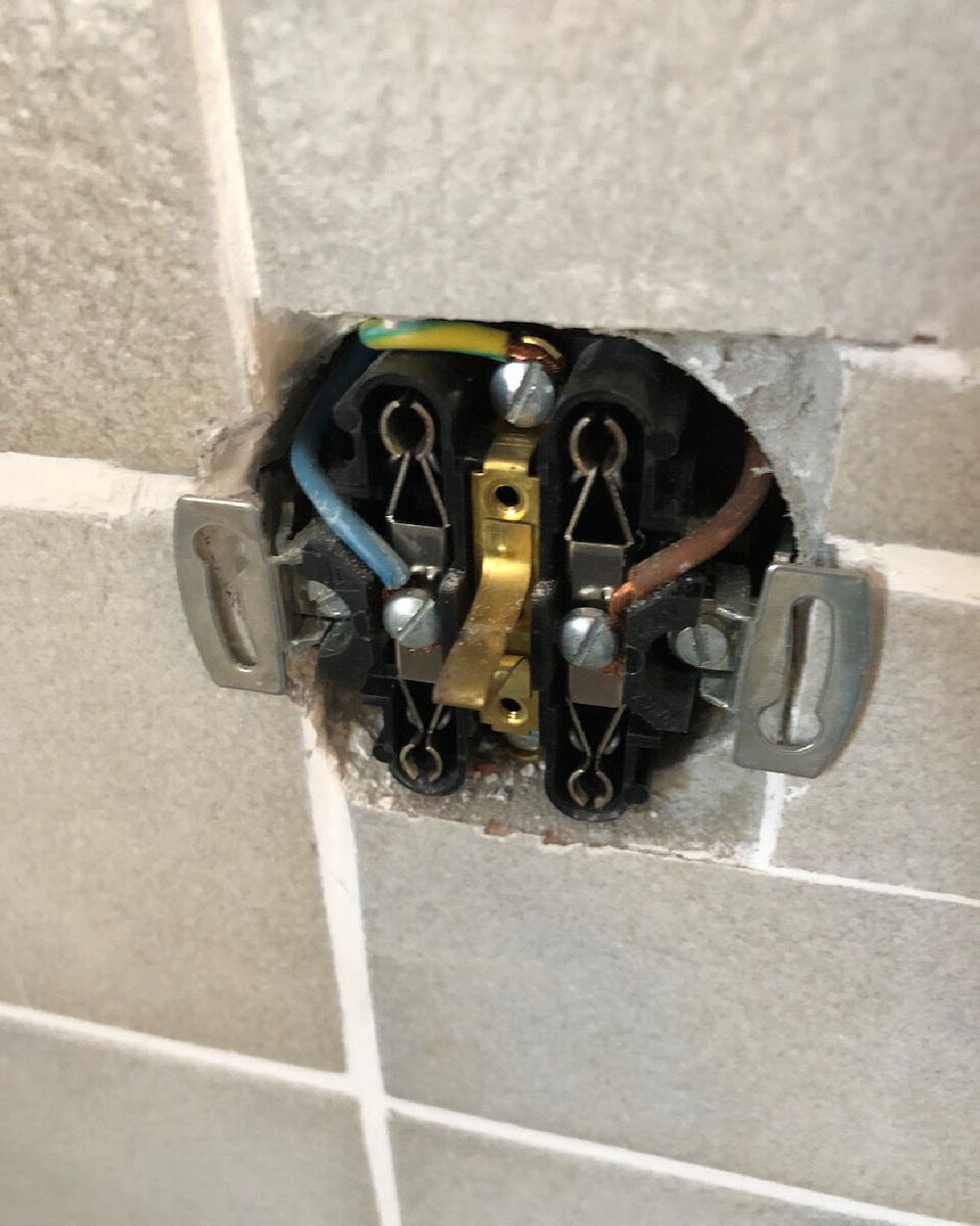 BauCheck's tweet image. Der Stromanschluss ist nicht nur für die #Steckdose von Bedeutung, sondern wird immer häufiger auch für das Laden von #Elektrofahrzeugen verwendet. Informieren Sie sich fachlich von den Elektroinstallateuren vor Ort: bit.ly/3sNc0vI