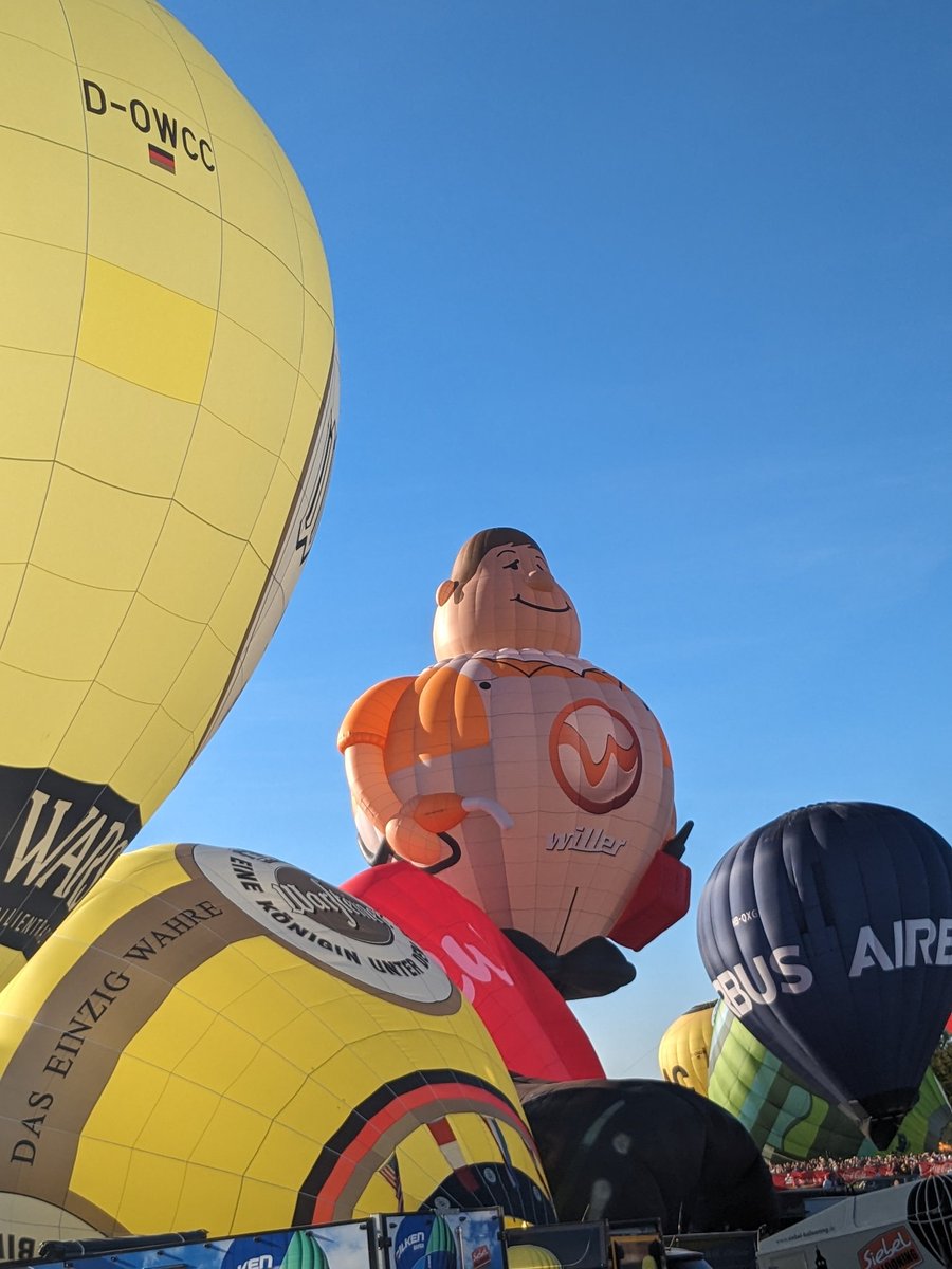milka0706's tweet photo. Tradition zu Mamas Geburtstag. Immer waren wir gemeinsam da. Heute das erste Mal ohne sie. Jeder Ballon, der gestartet ist, war irgendwie ein Gruß in den Himmel ❤️ #Wim23
1/2 https://t.co/iBTAPwO0Nb
