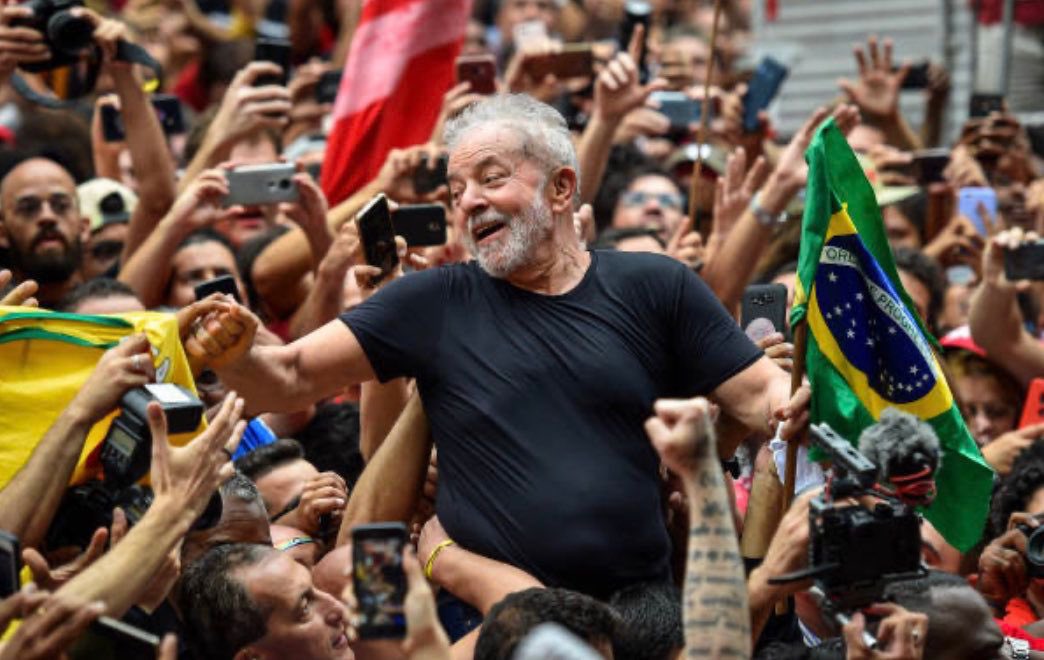 puellaok's tweet photo. Para la Corte Suprema de Brasil la prisión de @LulaOficial fue un "error histórico", anulando todas las pruebas que fueron obtenidas de forma ilegal por el exjuez Sérgio Moro y los exfiscales de la operación Lava Jato. Cinco años después, se aclara el panorama, planteándose el desastre que provocó esto como consecuencia al pueblo brasileño.