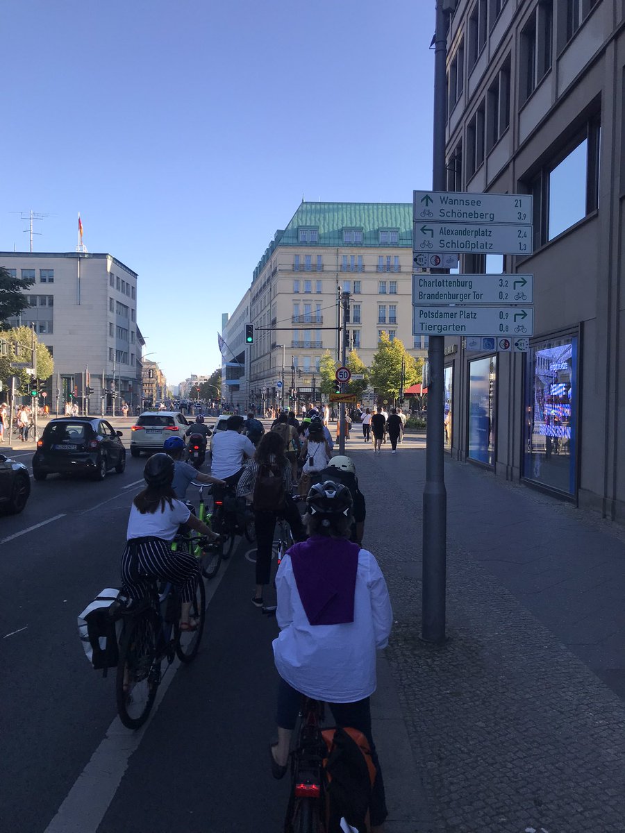 MaxBlindzellner's tweet photo. Nur subjektiver Eindruck oder hat auf der #Willhelmstr./#Luisenstr. zw. #UnterDenLinden & #Invalidenstr. der #Radverkehr in den letzten Jahren enorm zugenommen? Übersteigt MIV mittlerweile klar. Wäre das nicht ein Anlass für bessere Radinfra wie vor dem MELH?
@BA_Mitte_Berlin https://t.co/mzDYAiolLD