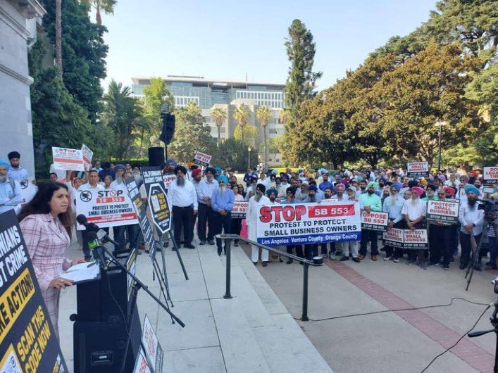 🇺🇸 En California ciudadanos protestan debido a que los congresistas demócratas del estado han propuesto el proyecto de ley 553, que hace ILEGAL enfrentarse o defenderse de saqueadores y ladrones.

Procesarán multas de hasta 20.000 dólares si los comerciantes intentan defenderse.