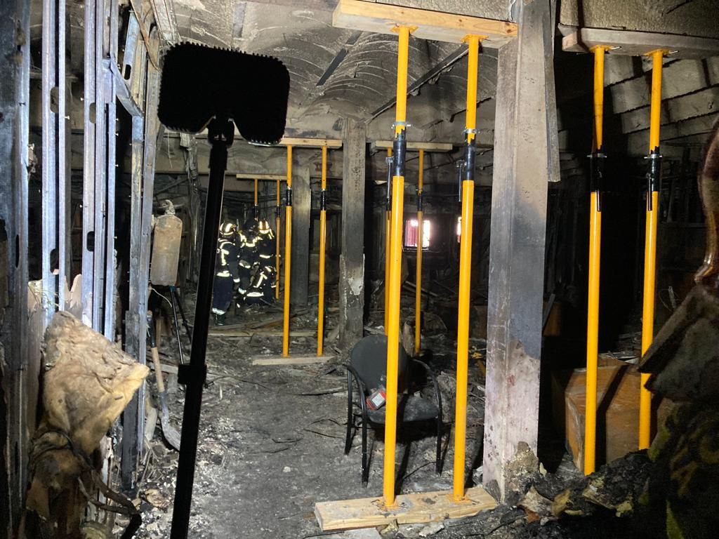 🔚Servei finalitzat a l'edifici d'oficines del c. Aragó, 390. 🚒Hem acompanyat els usuaris a retirar els estris i hem fet estintolament d'emergència d'elements inestables.