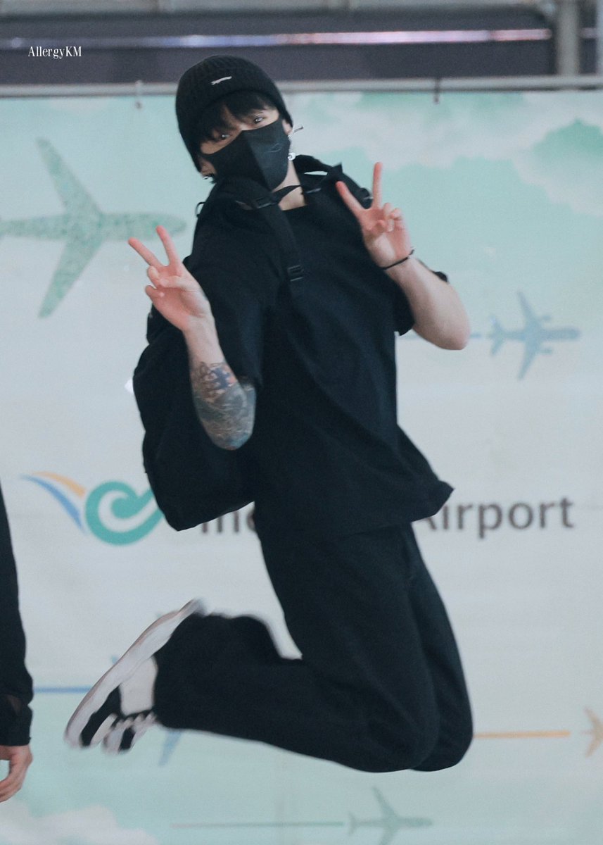 allergykm5813's tweet photo. 230905 ICN HD 🤣
#정국 #JUNGKOOK #방탄소년단 #BTS @BTS_twt https://t.co/Z82rD5Cmqv