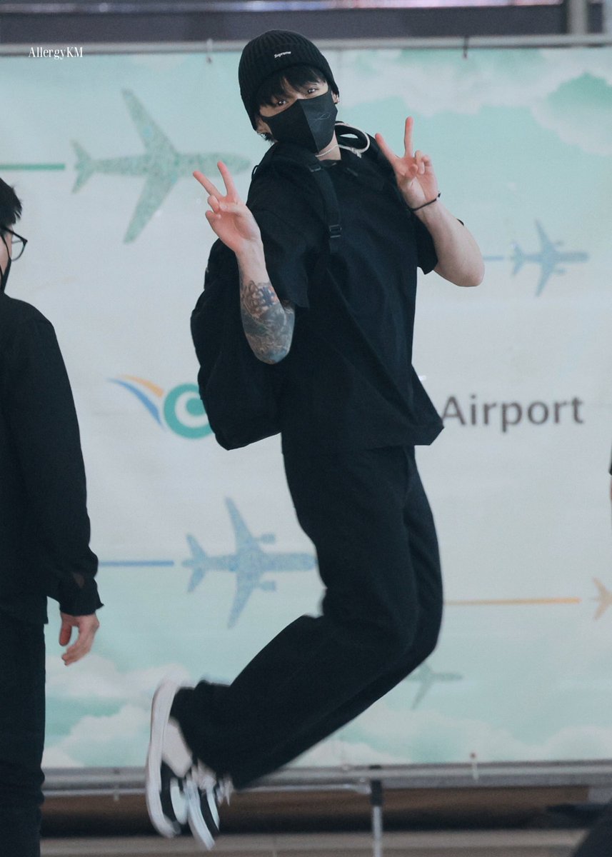 allergykm5813's tweet photo. 230905 ICN HD 🤣
#정국 #JUNGKOOK #방탄소년단 #BTS @BTS_twt https://t.co/Z82rD5Cmqv