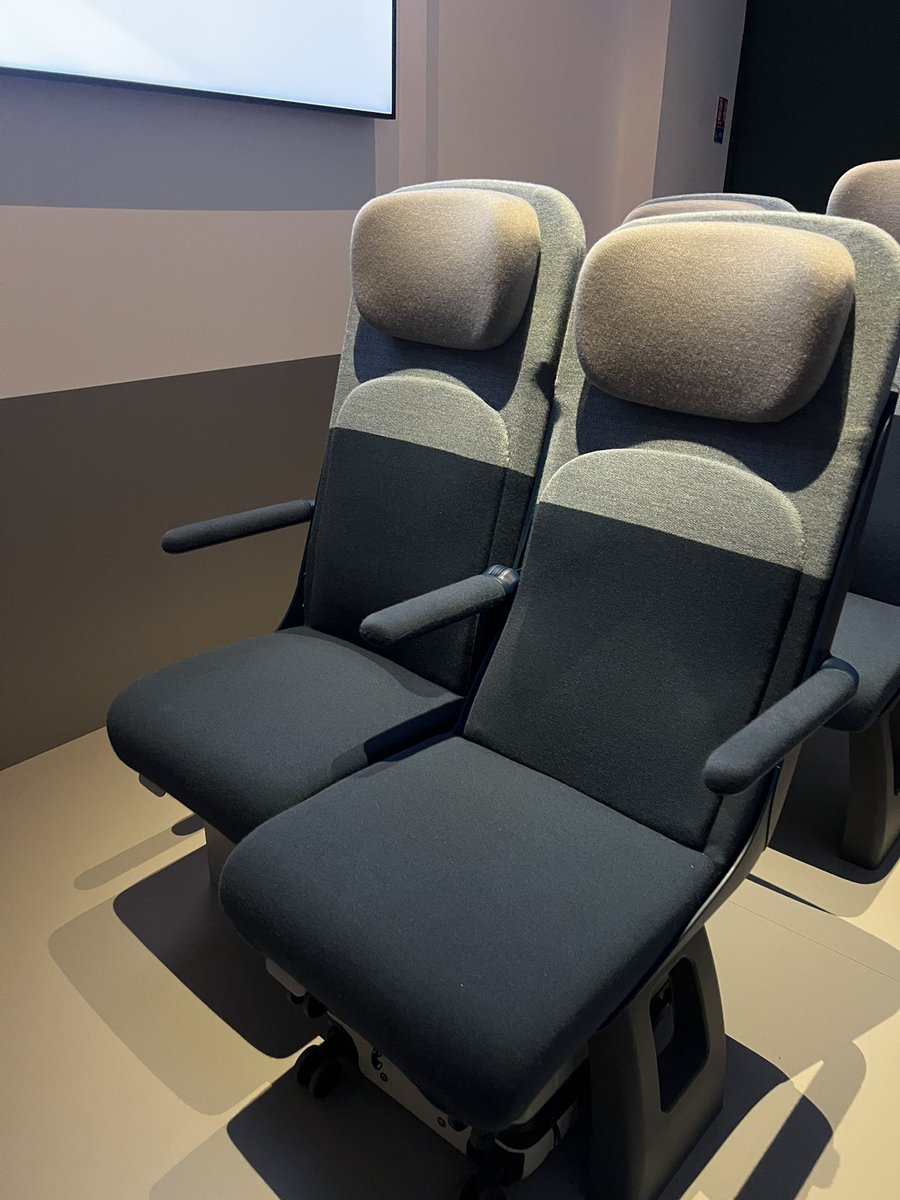 Simply_Railway's tweet photo. Here’s the brand new interior for the upcoming #TGVM for @TGVINOUI and @SNCFVoyageurs by @Alstom 🚄🇫🇷

I tried both seats, here’s a thread ⬇️ https://t.co/qjKsDc1cp8