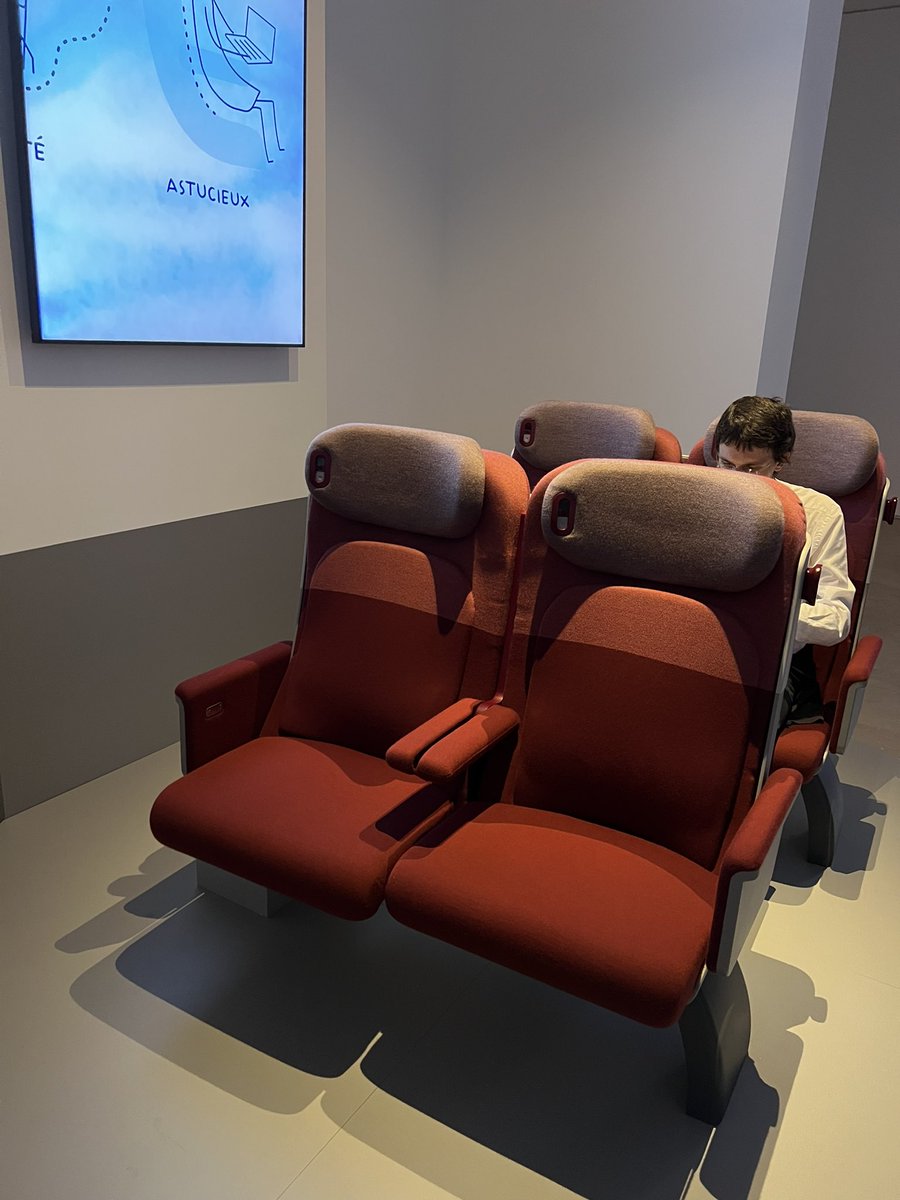 Simply_Railway's tweet photo. Here’s the brand new interior for the upcoming #TGVM for @TGVINOUI and @SNCFVoyageurs by @Alstom 🚄🇫🇷

I tried both seats, here’s a thread ⬇️ https://t.co/qjKsDc1cp8