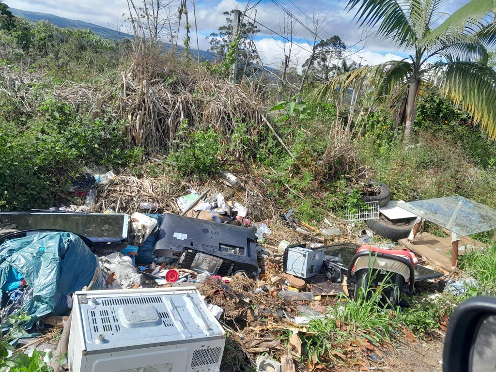 #île de #LaRéunion et sa #biodiversité étonnante. À croire que certains ne veulent surtout pas régler le problème des inciviques qui balancent leurs déchets ... La #pollution des sols avec tous ces composants... bon appétit vous qui cultivez...