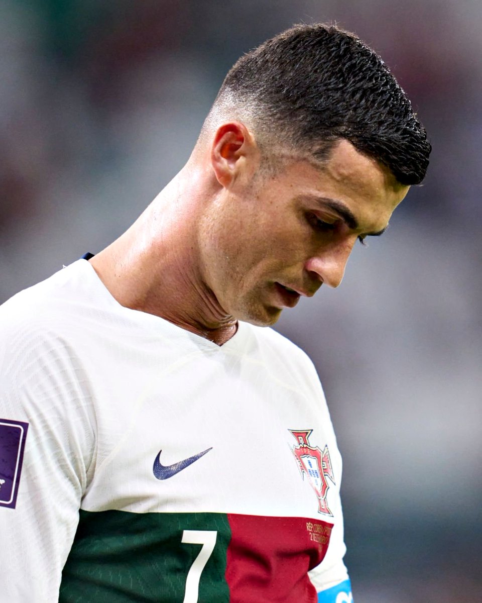 B24PT's tweet photo. Cristiano Ronaldo ficou fora dos nomeados para a Bola de Ouro, pela primeira vez após 19 anos consecutivos nas nomeações. https://t.co/3ZB1UW2gSt