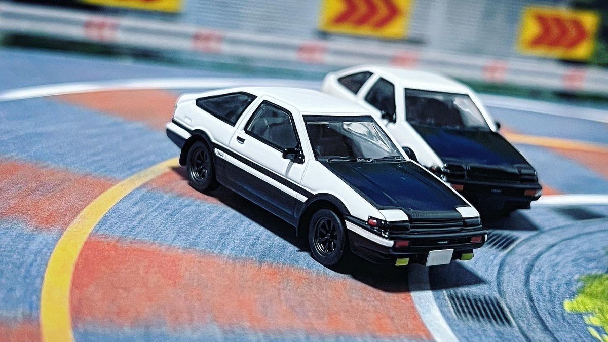 64minicar's tweet photo. KYOSHO MINI CAR BOOK
TOYOTA SPRINTER TRUENO
1/64scale

カーブのジオラマシートがやっぱりあいますね🥰👍✨✨✨

#ミニカー
#64diecast 
#kyosho #ミニカーコレクション 
#164scalecollector #toyotasprinter #initiald #イニシャルd 
#kyoshominicarbook #京商 #トレノ https://t.co/NZHa2SIIpf
