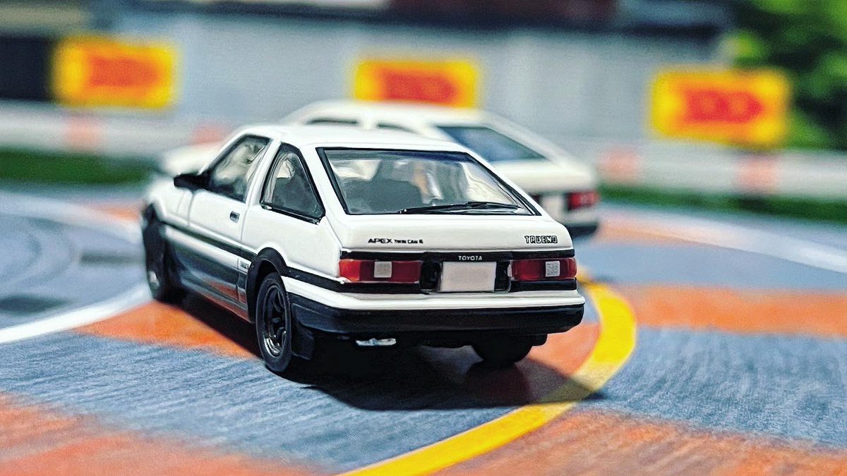64minicar's tweet photo. KYOSHO MINI CAR BOOK
TOYOTA SPRINTER TRUENO
1/64scale

カーブのジオラマシートがやっぱりあいますね🥰👍✨✨✨

#ミニカー
#64diecast 
#kyosho #ミニカーコレクション 
#164scalecollector #toyotasprinter #initiald #イニシャルd 
#kyoshominicarbook #京商 #トレノ https://t.co/NZHa2SIIpf