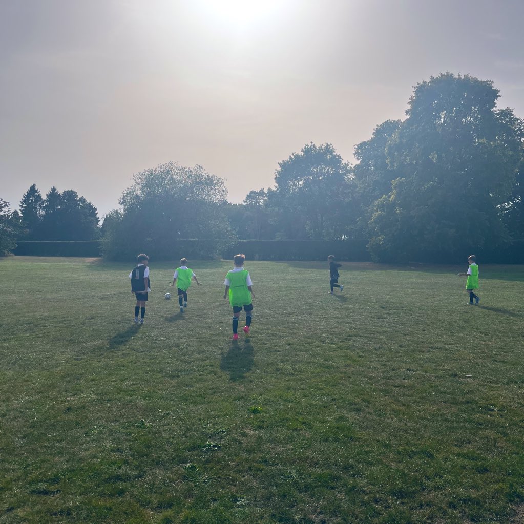 A fantastic turn out for the first Year 7 football session of the year. Great attitude and ability on display despite the hot weather. Next session: Monday after school ⚽️