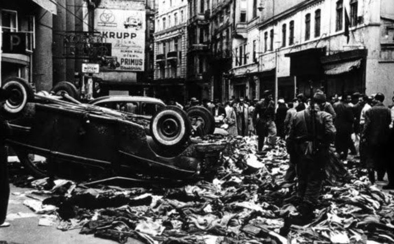 Em  pogroma ku 6-7’ê Îlona 1955’an de li dijî Musevî û Xirîstyanan pêk hat şermezar dikin û qurbaniyan bi rêzdarî bibîr tînin. Jiyana wekhev a azad mafê her gelî ye ku bi çand, ziman, ol û baweriya xwe azad bijî. Li dijî zihniyeta yekperest em ê jiyana wekhev bi hev re ava bikin.