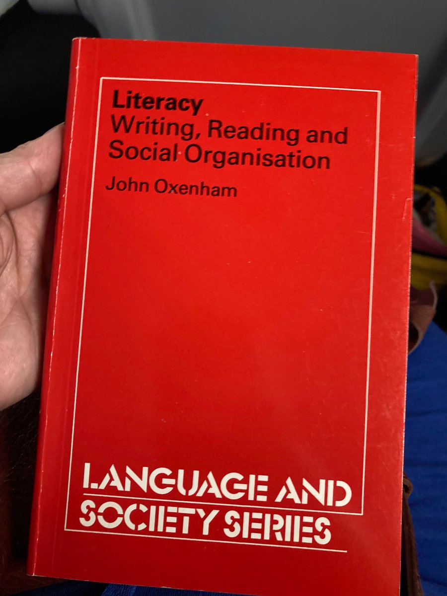 sabrina_royer's tweet photo. Petite lecture dans le train pour Lille ! Ça sent la rentrée pour les cours de didactique. Et vous votre rentrée ? #formatpoche https://t.co/2hwgumWzmI