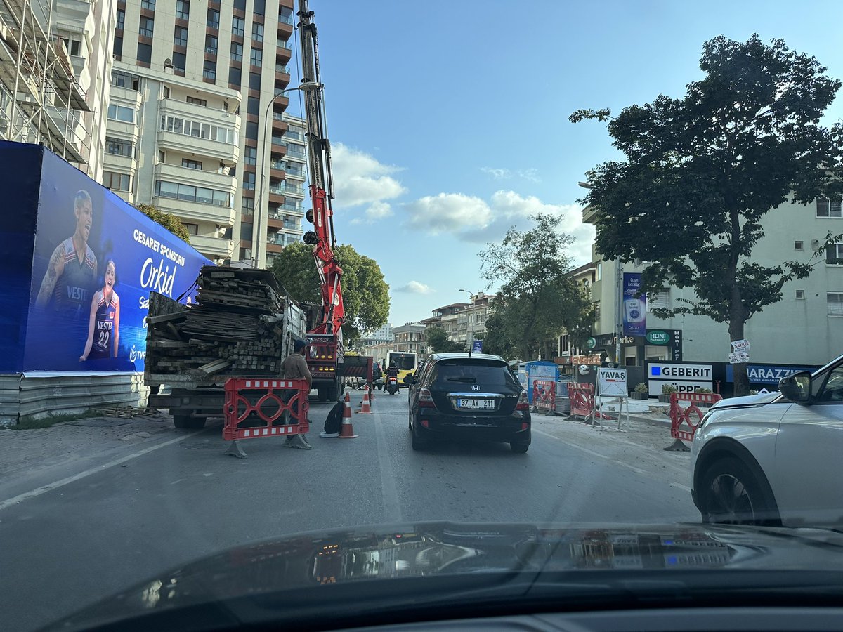 hatter_georgie's tweet photo. @kadikoybelediye @istanbulbld bilinki bugüne kadar garanti olarak gördüğünüz benim oyum size değil. Kaldırım yap bir yandan beton dök gün içinde ben işkence çekeyim . @kadikoybelediye çalışmıyorsun . Bağdat caddesi bugün saat 17.15 https://t.co/tAkr1xseQ5