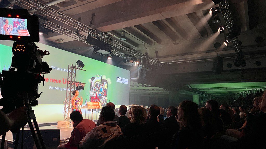 ArsElectronica's tweet photo. Tonight‘s opening evening of Ars Electronica 2023 introduces FOUNDING LAB, the joint initiative of the Institute of Digital Sciences Austria (IDSA) and Ars Electronica. #arselectronica23 https://t.co/BSBLRjkgUM https://t.co/Mhzuc4mljg