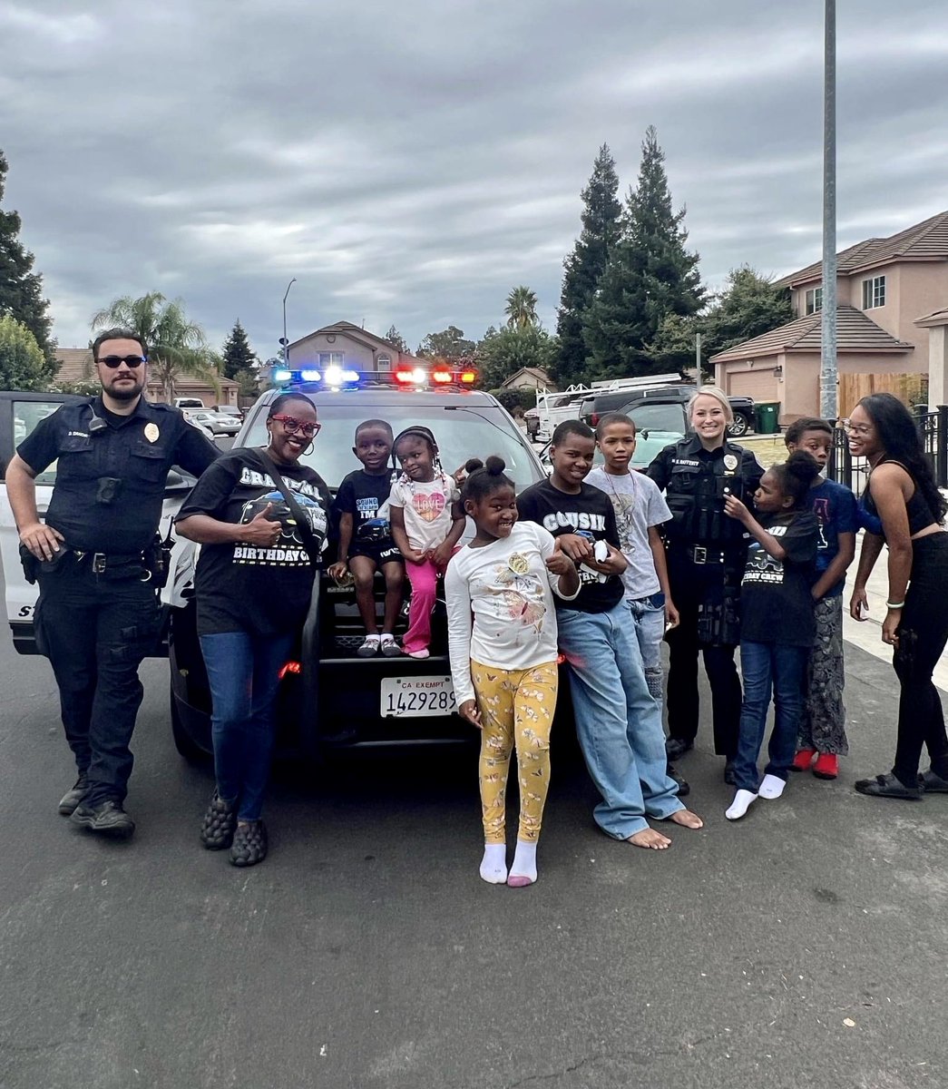 Over the weekend, Officer Rafferty and Officer Sandrio stopped by Royce's birthday party and wished him a Happy 4th Birthday! #cops4communities #birthdaycew