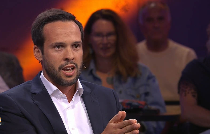 fdpbay's tweet photo. Thema #Heizungsgesetz: Die FDP hat aus einem schlechten Entwurf ein gutes, technologieoffenes Gesetz gemacht. Wir haben nicht herumgeschrien, sondern es verändert. Das ist konstruktiv. Das unterscheidet uns von den Freien Wählern. @_MartinHagen beim BR-Wahltalk. https://t.co/ggPtzfCPFz