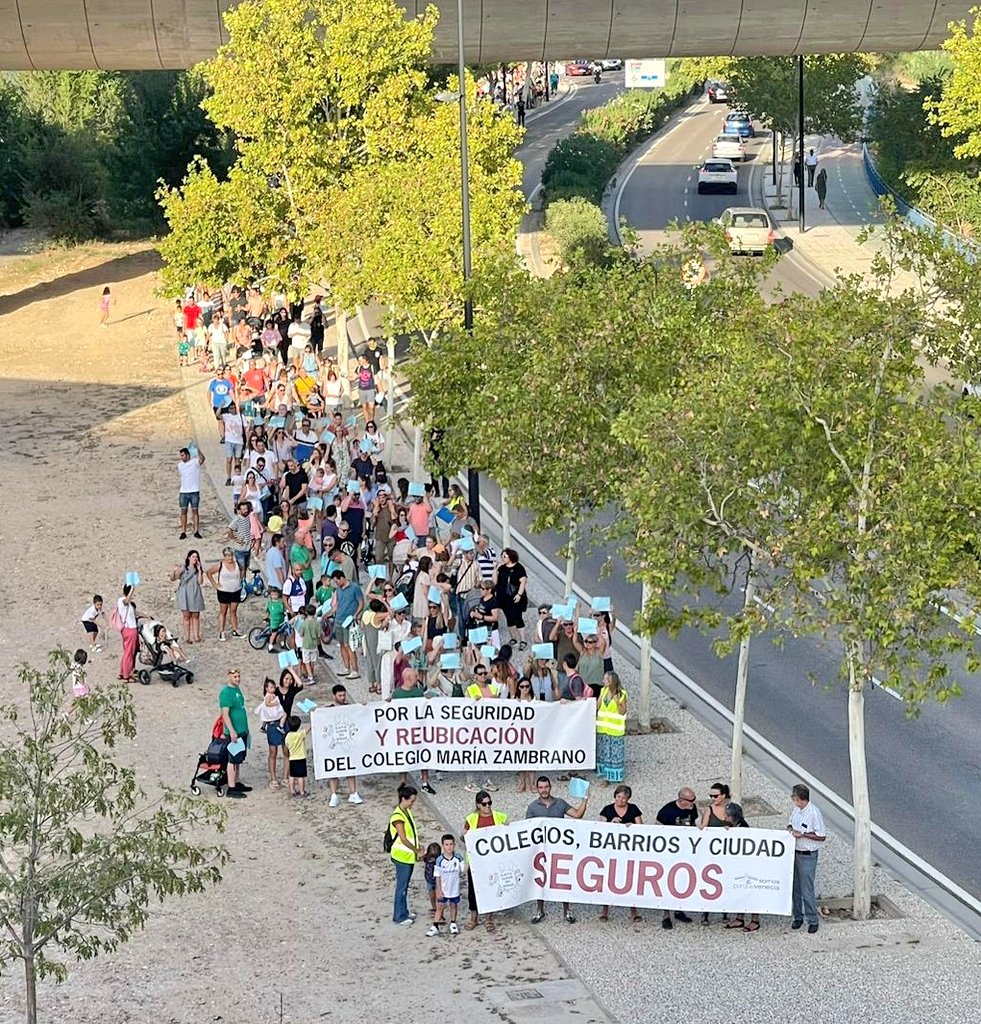 chuaquinbernal's tweet photo. Los 450 alumnos y alumnas que comienzan mañana sus clases en el Colegio María Zambrano, junto a un todo un barrio, reclaman un cole seguro y que se pongan soluciones para evitar las inundaciones que sufrió el cole el pasado julio.
#coleseguro
#ParqueVenecia
@AMPACdelBosque https://t.co/s9ev8RriPd