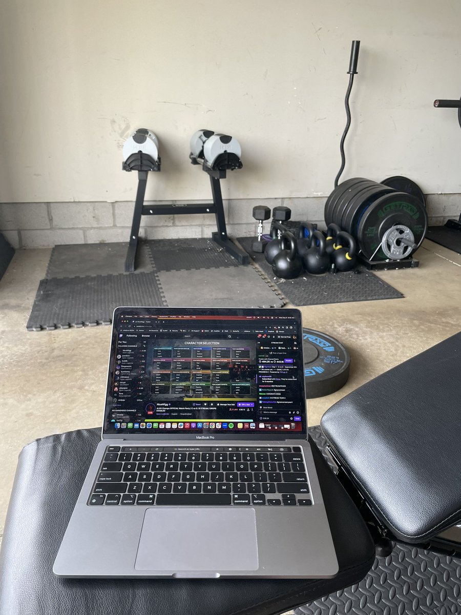 Bluu_J2's tweet photo. #BStreamYear4 while getting a lift in. You love to see it! @PlayApex @NiceWigg @MrGreekGod_ @PlayApexEsports https://t.co/qZ86g1jGNz