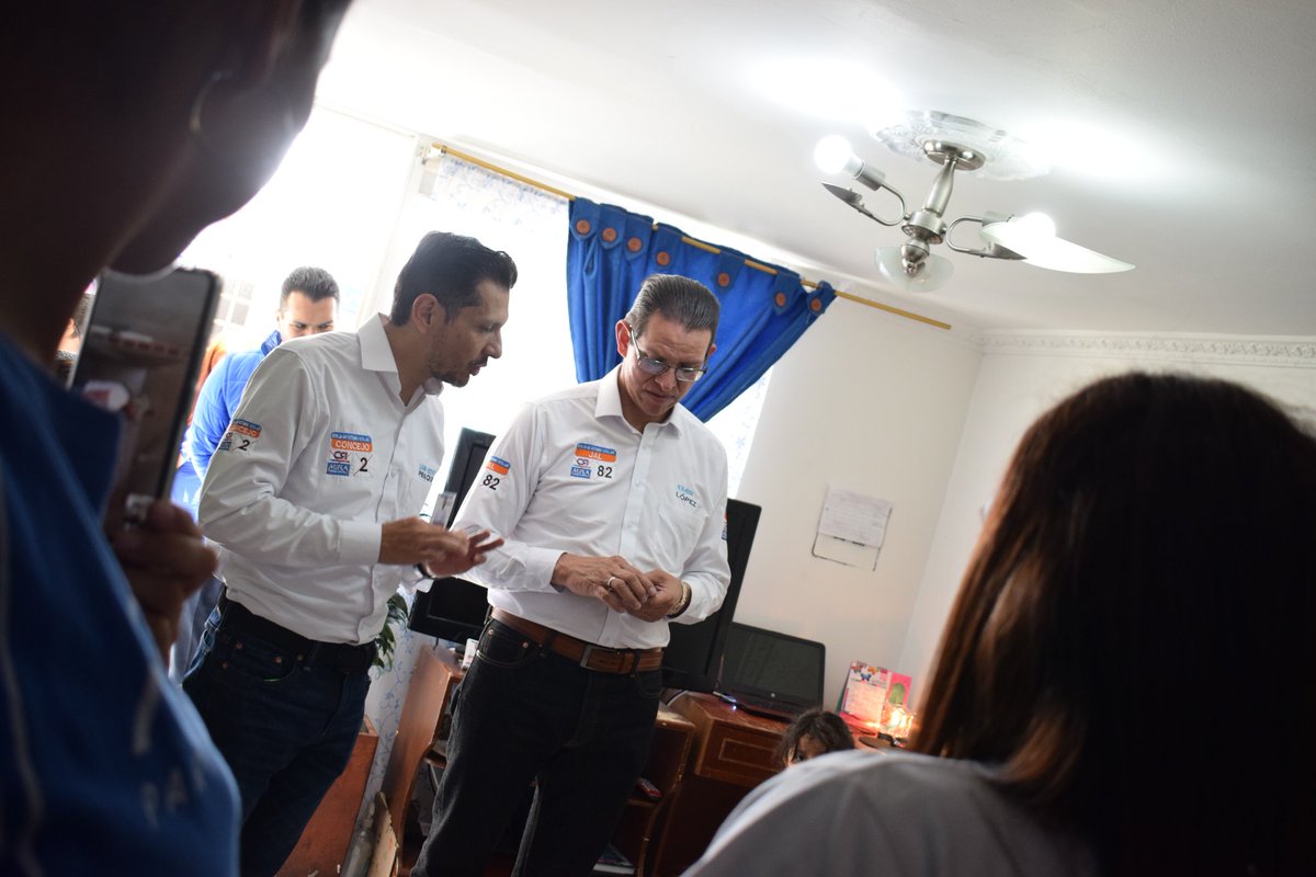 SamirBedoya's tweet photo. Hoy visitando #Bosa con @EmirLopezPiza, candidato a la JAL y líder del @PartidoMIRA, quien ha dedicado años a gestionar beneficios para nuestra comunidad.

Su trabajo incansable ha dado frutos que hoy la comunidad bosuna reconoce con sello de calidad.  

#TodosUnidosPorBosa https://t.co/o08Q7EGVQ7