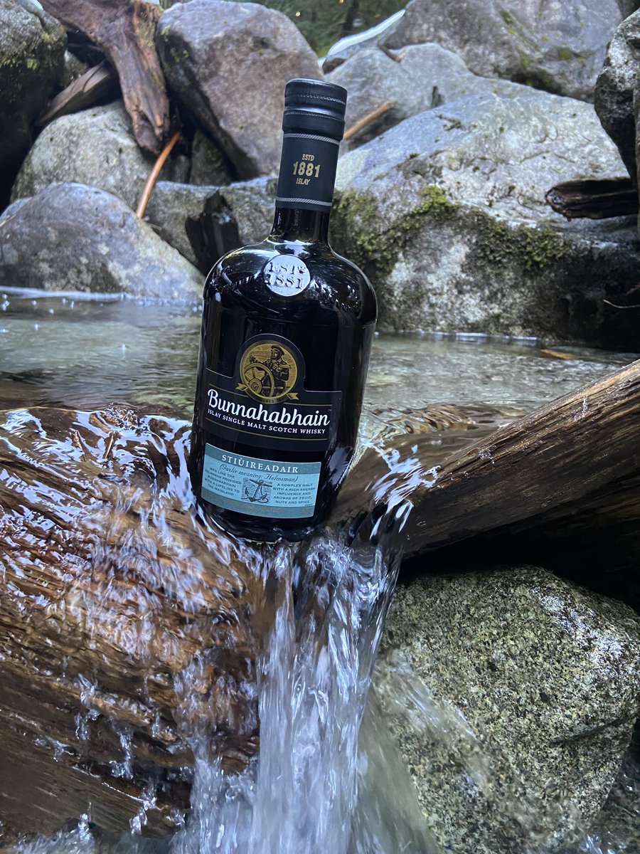 Tequillya's tweet photo. Morning hike with Bunnahabhain single malt scotch whisky and @Deez_erts #whisky #scotch #bunnahabhain #stiuireadair #pnw #woods #hiking #washingtonstate #deez_ert https://t.co/nwfzRGDhdm https://t.co/u1issg4vfk
