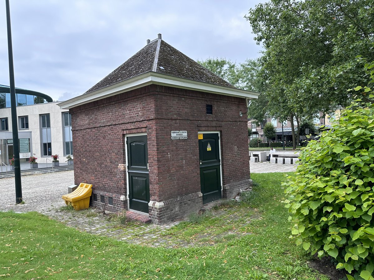 electriciteits2's tweet photo. In #Doorn staat #electriciteitshuisje EH-158 op een hele prestigieuze locatie: tegenover het #gemeentehuis , bij de #Maartenskerk onder het wakend oog van het standbeeld van een van Neerlands grootste schrijvers: @SimonVestdijk. https://t.co/MxWXeuqeIL