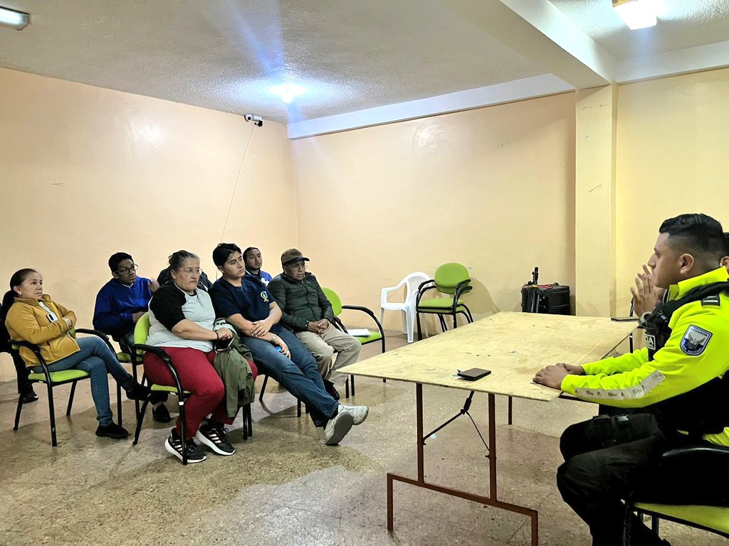 PoliciaEcZona9's tweet image. LA POLICÍA CONTIGO

En el sector de Llano Chico #UIO, realizamos una capacitación en temas de seguridad y acciones preventivas a los moradores del sector, con la finalidad de salvaguardar su integridad y evitar que sean víctimas de hechos delictivos.

#TrabajamosPorTuSeguridad