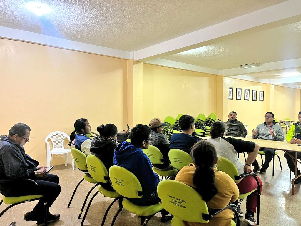 PoliciaEcZona9's tweet image. LA POLICÍA CONTIGO

En el sector de Llano Chico #UIO, realizamos una capacitación en temas de seguridad y acciones preventivas a los moradores del sector, con la finalidad de salvaguardar su integridad y evitar que sean víctimas de hechos delictivos.

#TrabajamosPorTuSeguridad