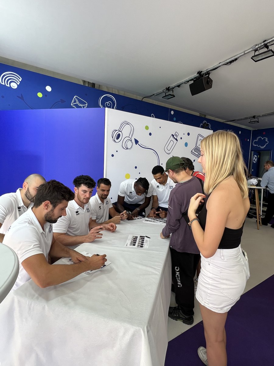 𝗙𝗢𝗜𝗥𝗘 𝗗𝗘 𝗖𝗛𝗔𝗟𝗢𝗡𝗦 | Quelle journée ! Surf en VR🌊, talents émergents de Team Elite Marne👟, performances de Champagne Basket🏀, footballeurs sourds de Reims captivent⚽️, et montée du Reims Volley-ball en Ligue B