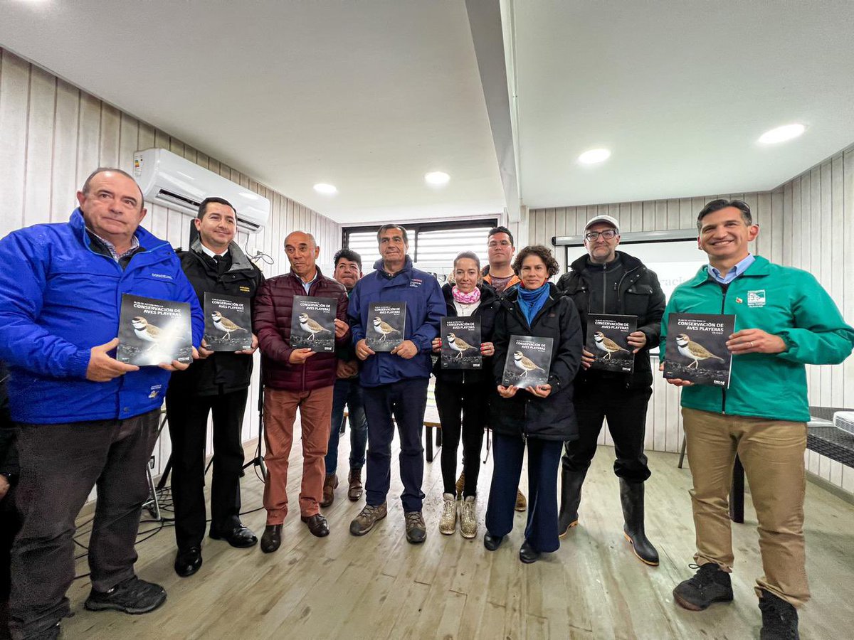 mma_valparaiso's tweet photo. Hoy la ministra @Maisa_Rojas junto al SEREMI Hernán Ramírez, la DPP @DPPSanAntonio, el alcalde @dinolotito @FundCosmos, la @ROC_CL , entre otros realizaron el Lanzamiento del Plan de Acción para la Conservación de las Aves 🐦 Playeras en Parque Humedal Río Maipo #SantoDomingo https://t.co/ImQz7GwHzc
