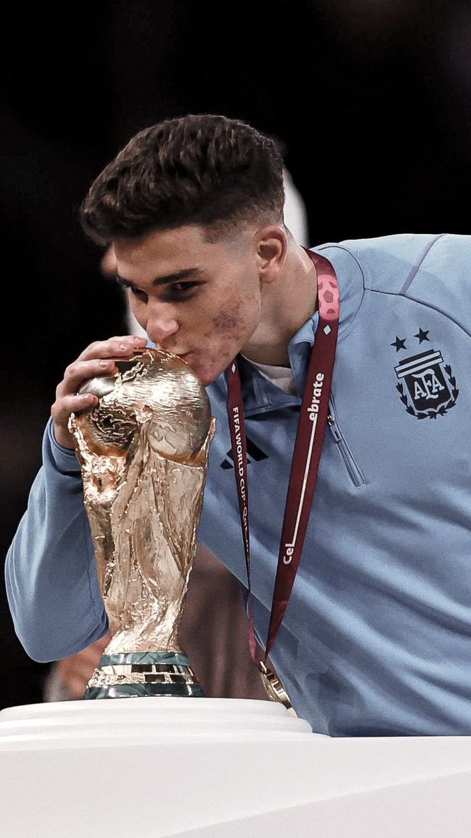 chomickirio's tweet photo. No gano balones de oro, yo los fabrico. https://t.co/Swc3iJb5gJ