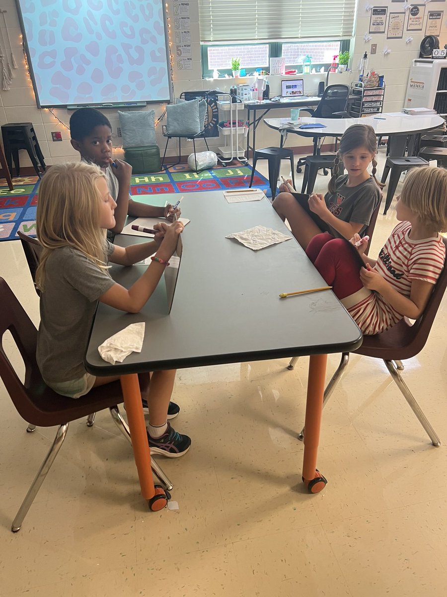 NikiDailey1's tweet photo. Mastering rounding - Ss using EDI strategies to practice rounding. 

@FreedomTigers1 #LetFreedomRoar https://t.co/laULxuDXek