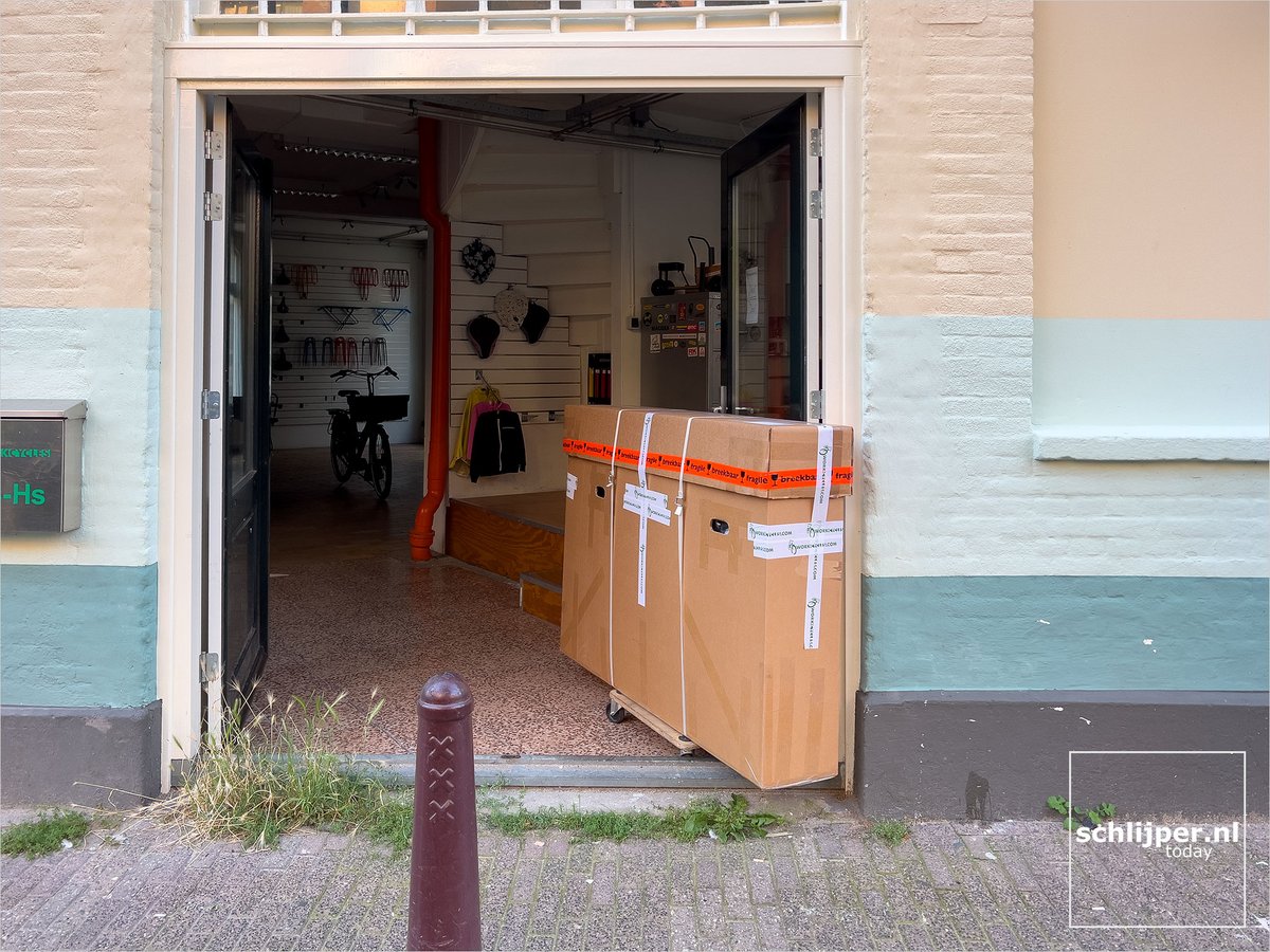 schlijper's tweet photo. In Tel Aviv I missed my 2021 @workcyles bicycle so it was time to do something about that. #Workcycles Jordan partly dismantled the bicycle and packed it very properly. >
Where: Amsterdam, Lijnbaansgracht
When: 30 08 / 04 09 2023 https://t.co/gIGj2RId4Z