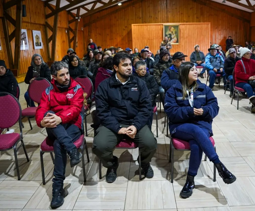 INDAP_MAULE's tweet photo. En Parral, con el ministro de agricultura @MinagriCL Esteban Valenzuela, el director nacional de @INDAP_Chile  Santiago Rojas, el DPR Humberto Aqueveque y la seremi de agricultura Ana Muñoz, entregamos bonos de reactivación productiva a 71 agricultores por $171 millones.🌨🌨 https://t.co/Zxa6SahhqJ