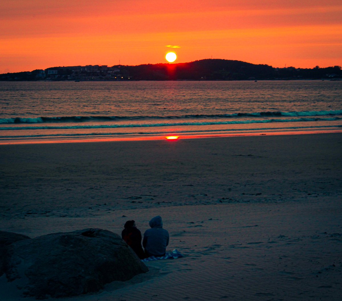 PeioAr's tweet photo. 30.06.23  Pareja viendo el atardecer en  La Lanzada, Sanxenxo.
A ver si les llega el tuit🙂 https://t.co/B0q350SBQ8