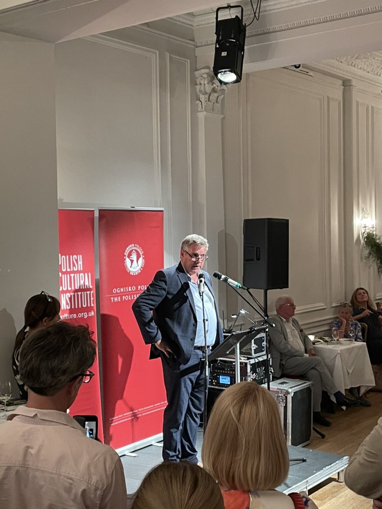 Prezentacja książki <a href="/Roger_Moorhouse/">Roger Moorhouse 🇺🇦</a> w <a href="/ognisko_polskie/">Ognisko Polskie</a> w Londynie. Mówi, że jest zaszczycony, że może prezentować swoją książkę o #LadosGroup w klubie założonym przez Polski Rząd w Londynie jesienią 1939 roku. Roger dziękuje <a href="/JakubKumoch/">Jakub Kumoch 古天卫</a>, wówczas gdy zaczął pracować nad książką,