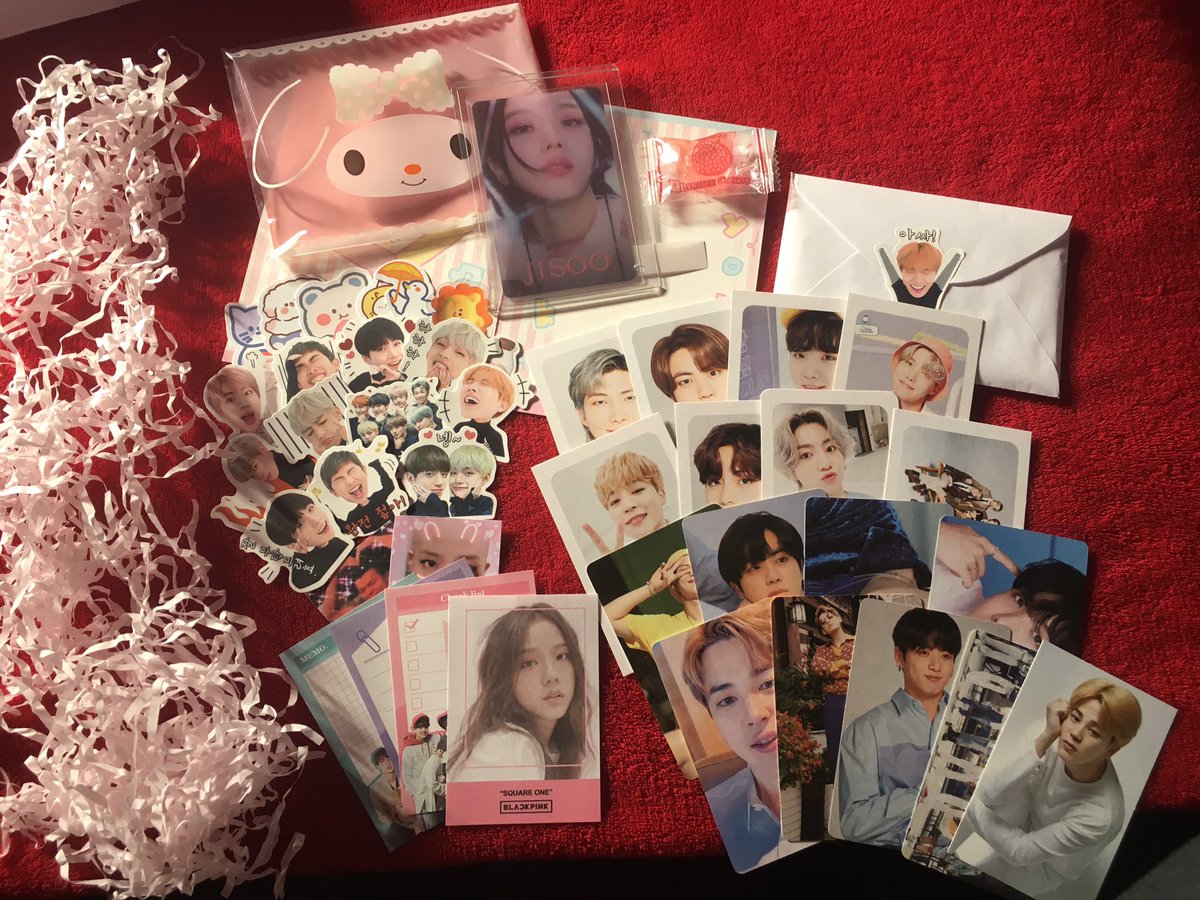 Feedback positivo para <a href="/rykzyy/">rah |</a> que me vendeu essa jisoo linda e me mandou o bts INTEIRO de brinde, muito obrigada por ser a maior que temos!