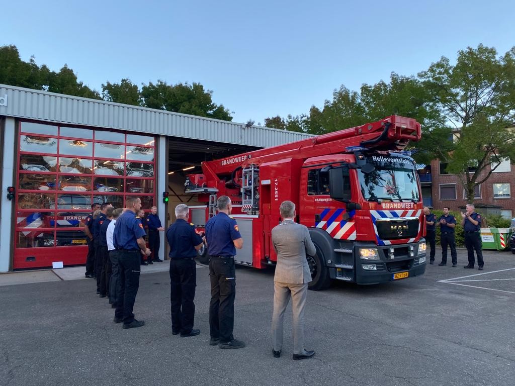 Zojuist is deze hoogwerker van de <a href="/VRZHZ/">Veiligheidsregio Zuid-Holland Zuid</a> overgedragen aan de ploeg van #Hellevoetsluis. De VRR was op zoek naar een vervangende 'HW' en kwam bij onze buren uit. De VRZHZ gaat over op autoladders en wij konden deze goed onderhouden hoogwerker overnemen. Een mooie samenwerking!