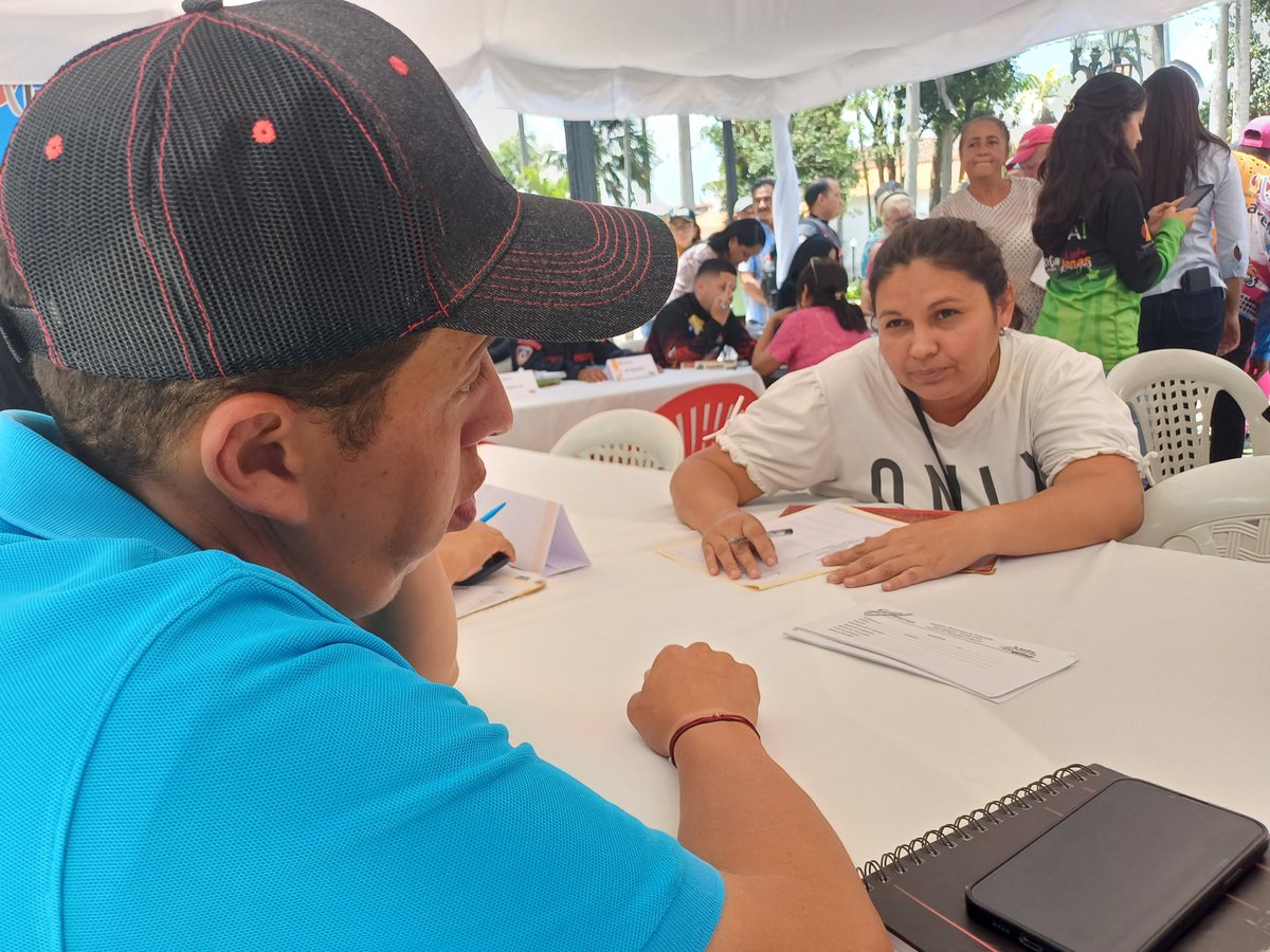 #6Sep Hoy #Transguaro junto a instituciones de la @Iribarren_Alc estuvimos en la plaza #Bolívar de #Barquisimeto atendiendo al pueblo y sus requerimientos. #EmprendeEnVenezuela