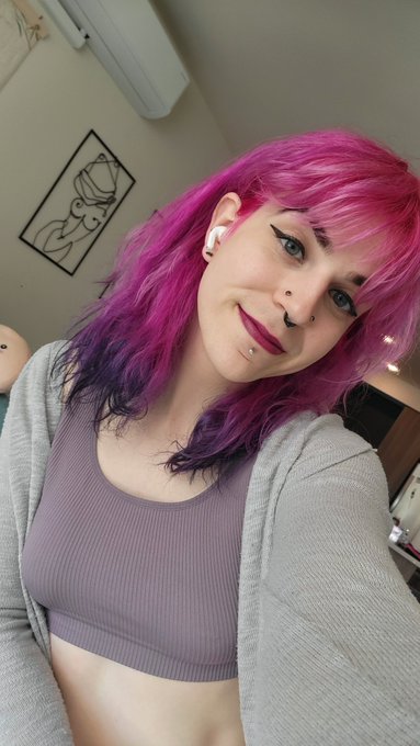 its this girlies birthday!!

might do a cb stream around 2-3 PST ill keep yall updated!? https://t.c