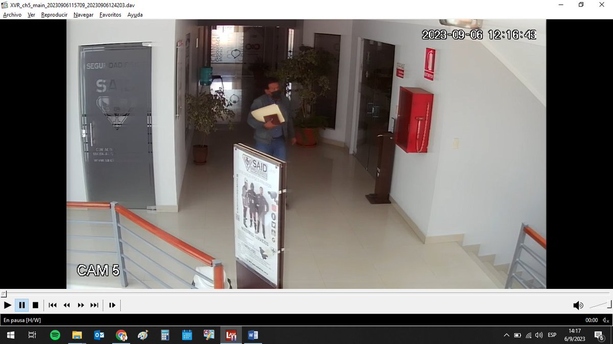 CaincoCh's tweet photo. A la opinión pública:

Quien tenga referencias o conozca el paradero de la persona que se ve en la fotografía le rogamos pueda comunicarse a nuestra institución con la finalidad de solicitar la devolución de los objetos que fueron sustraídos de oficinas Calle España No. 64 https://t.co/qRxvSOMpSs
