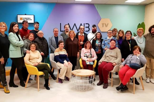 raulolivan's tweet photo. ¿A quien se le ocurre llamar a una pandilla de gente con discapacidad intelectual para pedirles que asesoren a un gobierno?

Acabamos de ganar el premio🏆 de la @opengovpart con #GobiernoFacil 

Y hemos demostrado que innovar, a veces, no es otra cosa que escuchar otras voces. https://t.co/BERphtaFGo