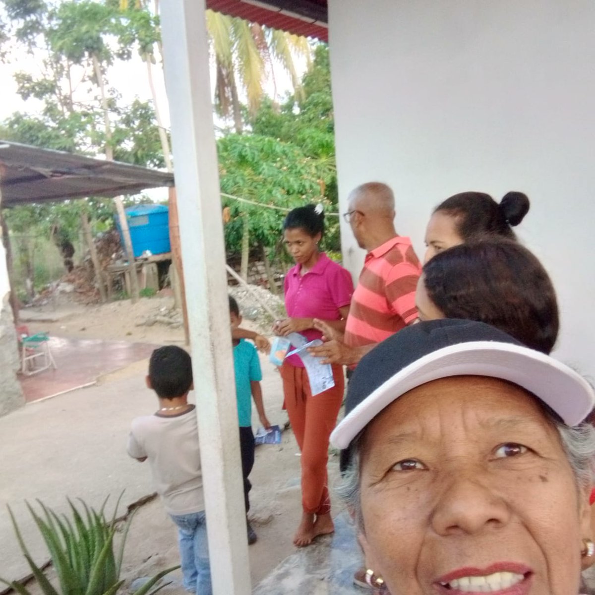 dayanafrey's tweet photo. El gran equipo de AD #TRINIDAD no descansa  continúa el trabajo en  #PALITOBLANCO esta vez en  #ARENERA llevando el mensaje de nuestro @prospericarlos y explicando la importancia de participar en las #Primarias
#DemosElPrimerPaso 
#OrganizadosConProsperi https://t.co/DosxyQlD6X