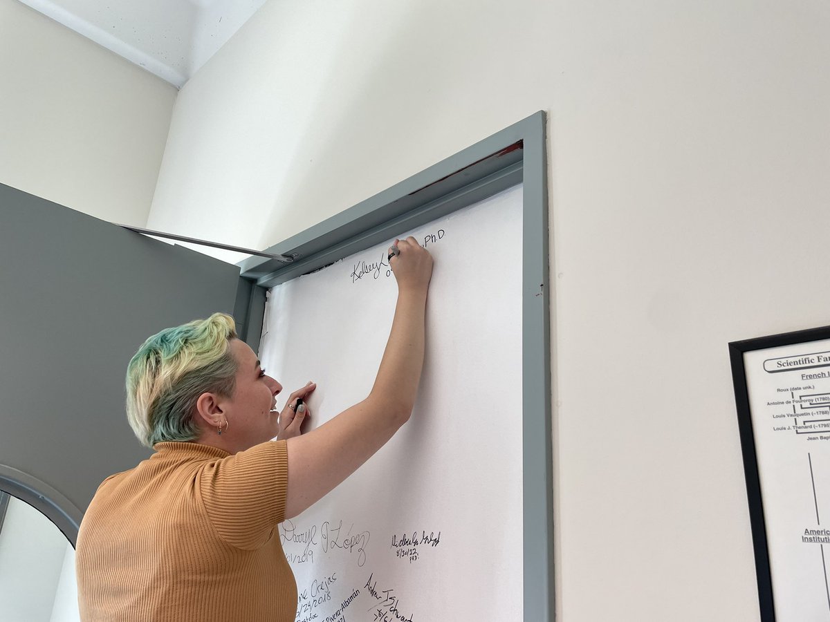 Signed, sealed, delivered! @MALDILLAMIS signed the graduate wall after she successfully defended her PhD this morning! Great job Kelsey! Best of luck at LANL and in New Mexico!