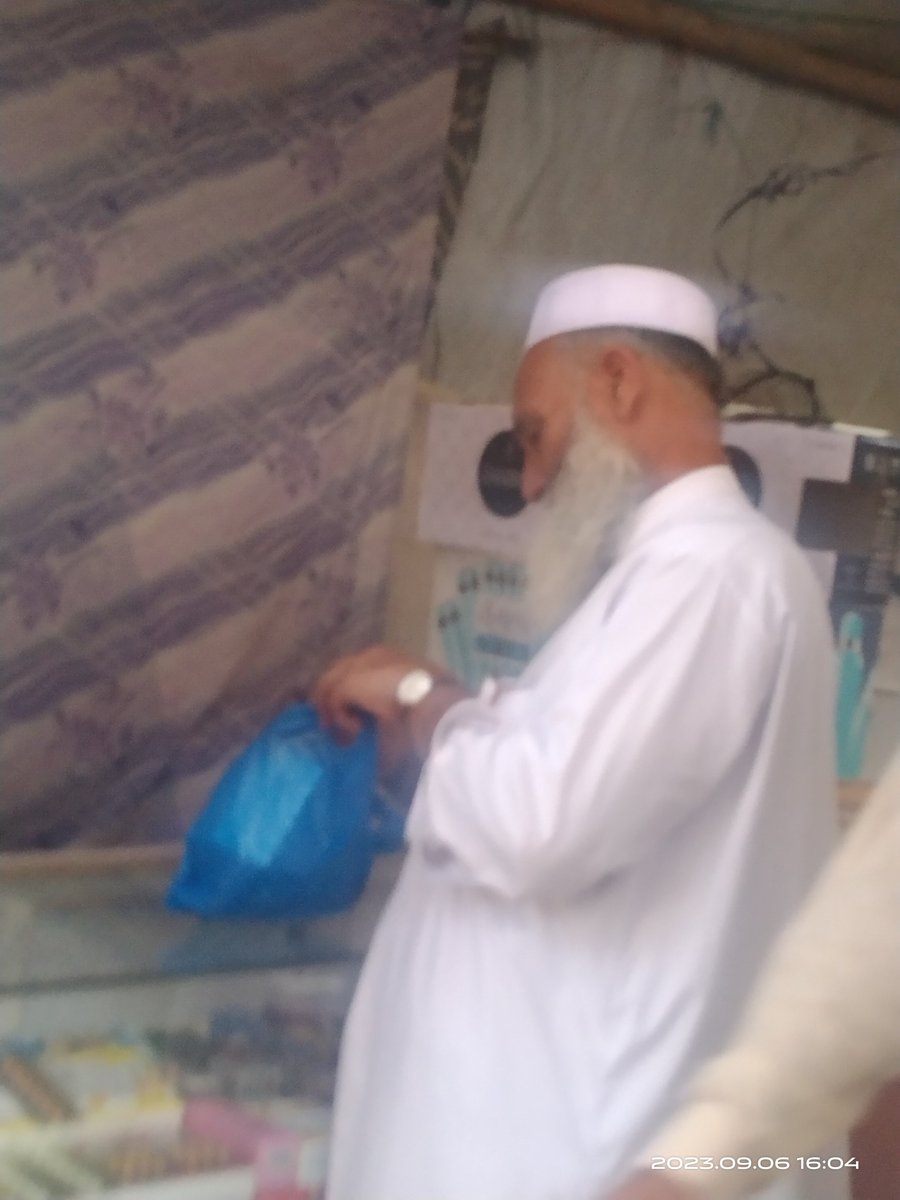 آج کارخانوں مرکیٹ میں یہ بڈھا اپنے  ہتھیار کیلئے گولیاں خرید رہیں تھے ۔
ہمارے بڈھوں کے پاس بھی کوئ اور کام نہیں دخول اور خروج 
بچپن میں ہاتھ کا استعمال اتنا کرتے ہیں پھر بڑھاپے میں دوائیاں اور حکیم ڈھونڈتے ہیں