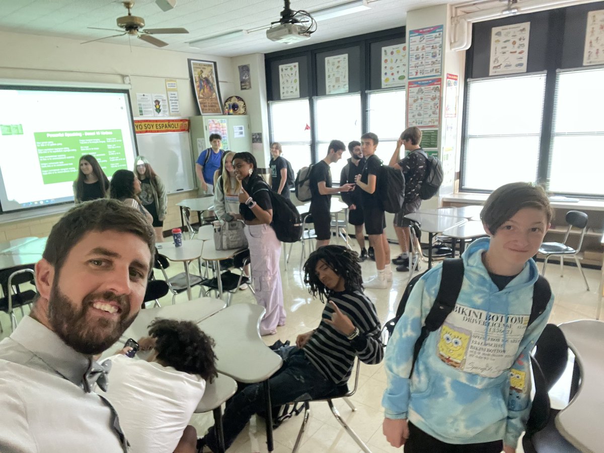 senormarkmac's tweet image. Español 2 is catching the #bowtietuesday wave! #wearemehlville